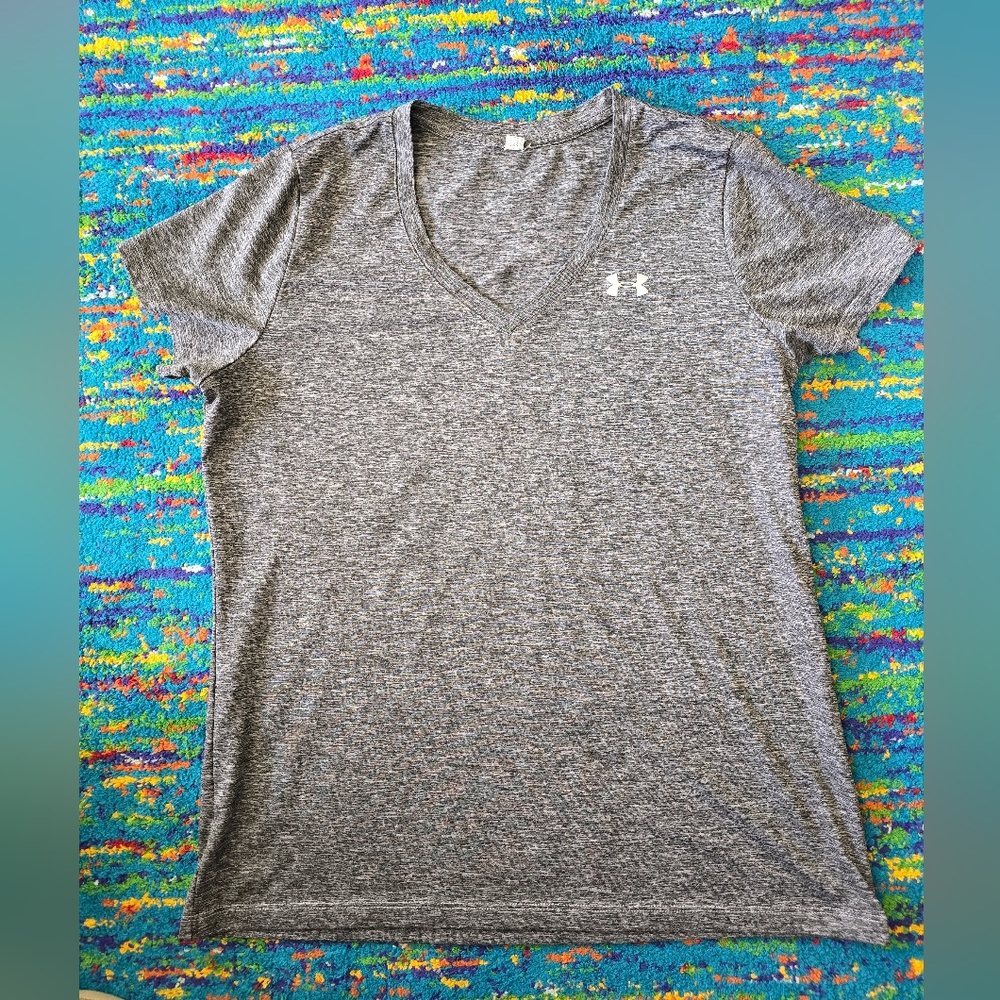 Under Armour Women's Gray V-Neck‎ Athletic Top Size LG/XL